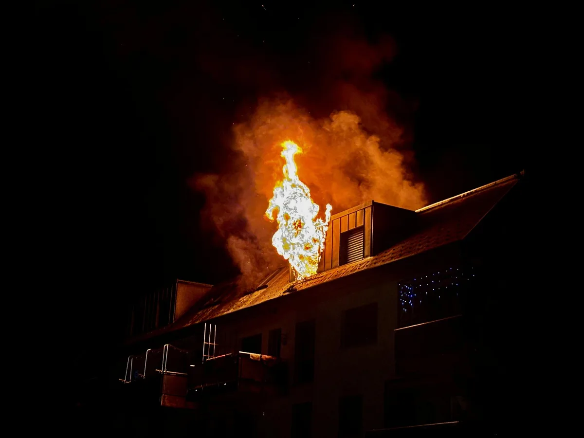 An der Kindergartenstrasse in Wetzikon stand am Samstag ein Dachstock in Flammen.