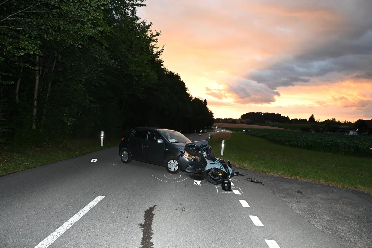 30268897-1 Der Unfall in Bubikon ereignete sich abends. Warum das Auto und das Motorrad zusammenstiessen, ist Teil der Ermittlungen.