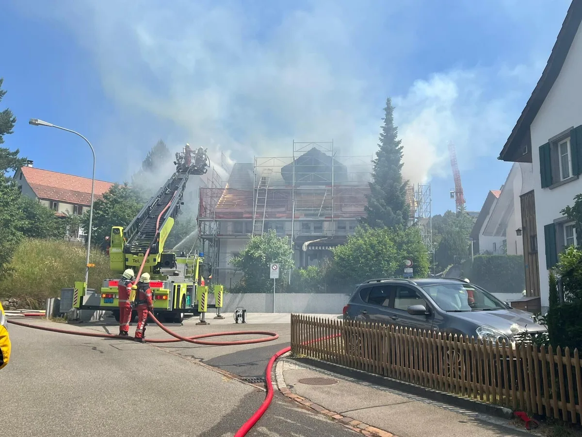 Feuerwehrleute löschen einen Brand in Adetswil.