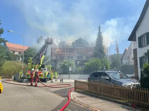 Feuerwehrleute löschen einen Brand in Adetswil. Feuerwehrleute löschen einen Brand in Adetswil.
