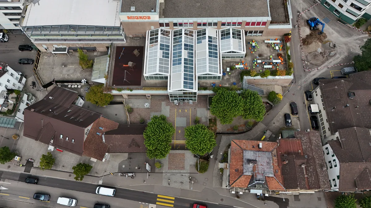 Der Zentrumsplatz beim Oberland Märt in Wetzikon verwandelt sich nach und nach in eine Grossbaustelle. So sah es noch vor einem Monat aus. (Archiv) Der Zentrumsplatz beim Oberland Märt in Wetzikon verwandelt sich nach und nach in eine Grossbaustelle. So sah es noch vor einem Monat aus. (Archiv)