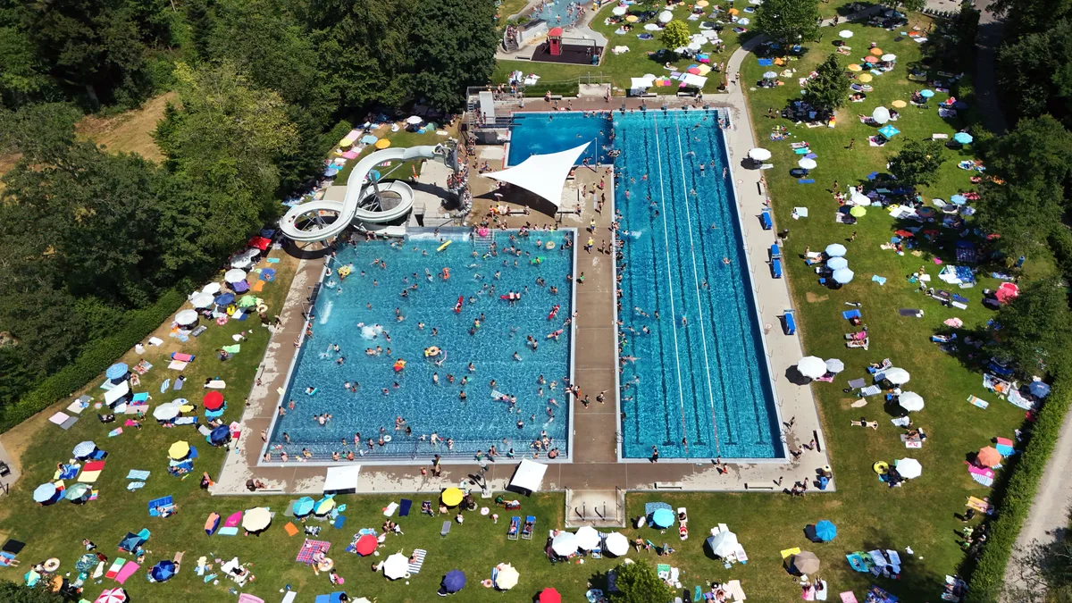 Noch hat es Platz in der Badi Rüti. Noch hat es Platz in der Badi Rüti.