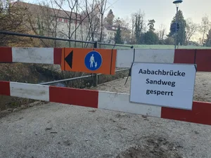 29284919-4 Die Brücke über den Aabach am Sandweg ist gesperrt.