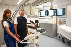 Triceratops-Baby «Little Willy» wird «geröntgt» und «untersucht» von med. prakt. Caroline Maier
und Prof. Dr. Dr. Andreas Boss. Triceratops-Baby «Little Willy» wird «geröntgt» und «untersucht» von med. prakt. Caroline Maier
und Prof. Dr. Dr. Andreas Boss.