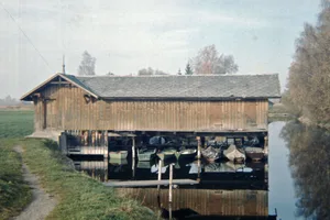 Eine Aufnahme aus dem Jahr 1960 von der alten Badi Robenhausen. Der Schriftzug «Badanstalt» ist mittlerweile ganz verschwunden. Eine Aufnahme aus dem Jahr 1960 von der alten Badi Robenhausen. Der Schriftzug «Badanstalt» ist mittlerweile ganz verschwunden.