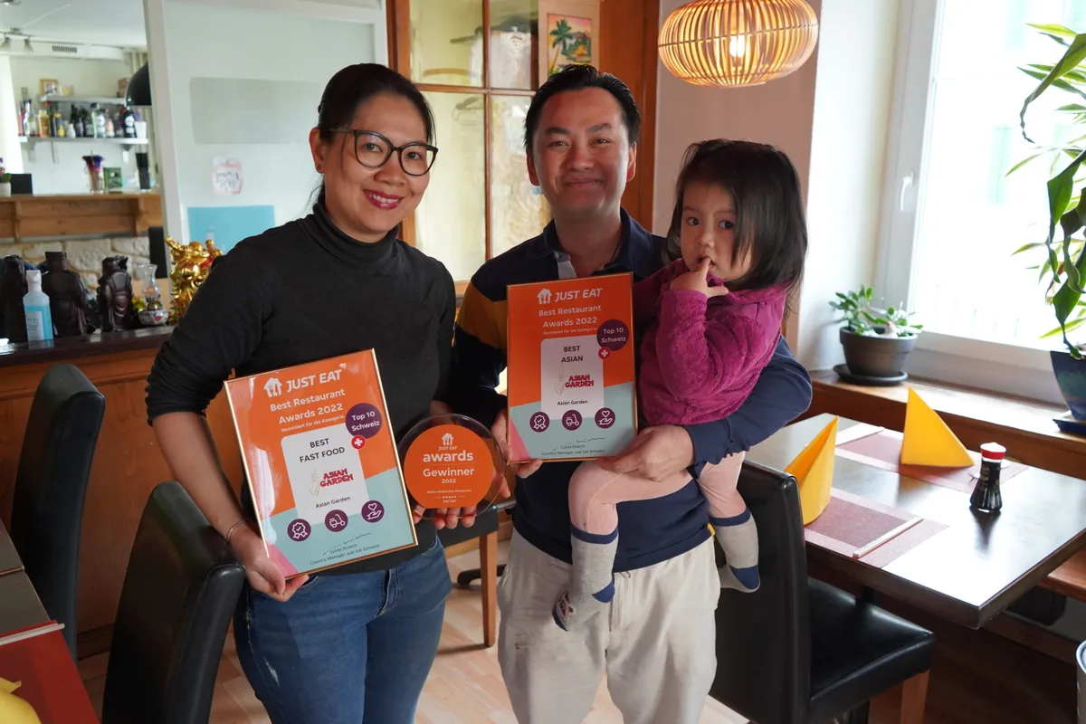 Lan Bui und Khan Bui mit Tochter Ivanka und dem Award von «just eat».