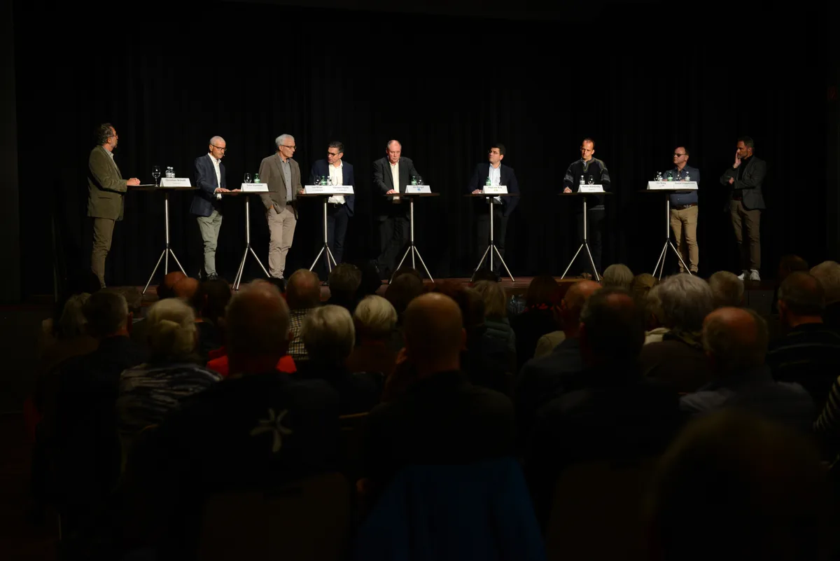 Die Podiumsdiskusion auf der Bühne Die Podiumsdiskusion auf der Bühne