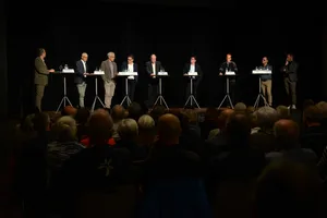 Die Podiumsdiskusion auf der Bühne Die Podiumsdiskusion auf der Bühne