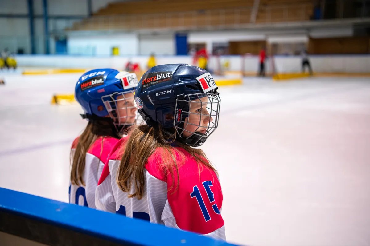 Training Flyers Girls Hockey. Bilder 20/21: Mario Antonelli (Sport Chef/Präsident Förderverein/Trainer) und Manuela Bien (Nachwuchschefin Bäretswil Grizzlys)
22.10.2020