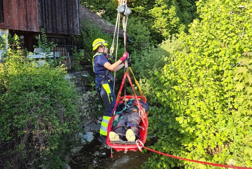 30460744-6 Ein 87-jähriger Mann stürzte am Samstag in den Chämtnerbach. Er konnte leicht unterkühlt, aber unverletzt geborgen werden.