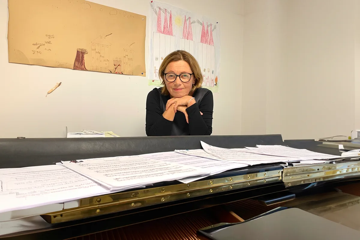 Alena Cherny übt am Klavier