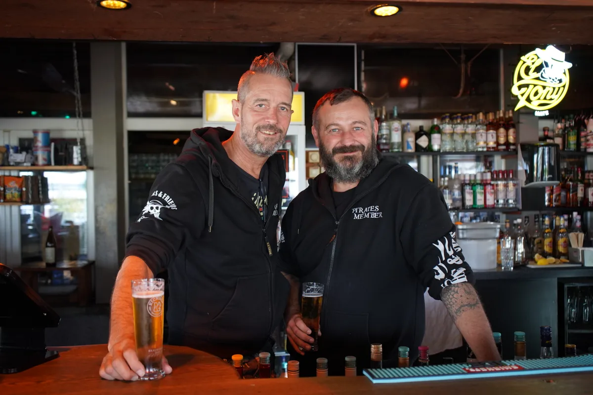 Gründer Päde Hofstetter (links) und Geschäftsleiter Lubi Dejanovic stehen hinter der Bar. «Das Bier muss mit aufs Bild, wir sind ja schliesslich im Pirates», meint Hofstetter.