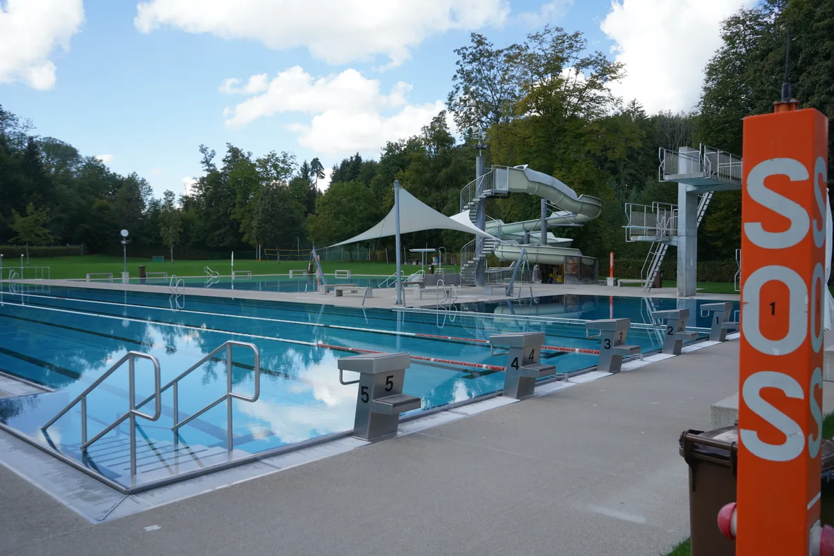 Verlassen liegt das Schwimmbecken am Bettagsmontag an der Schwarz in Rüti.