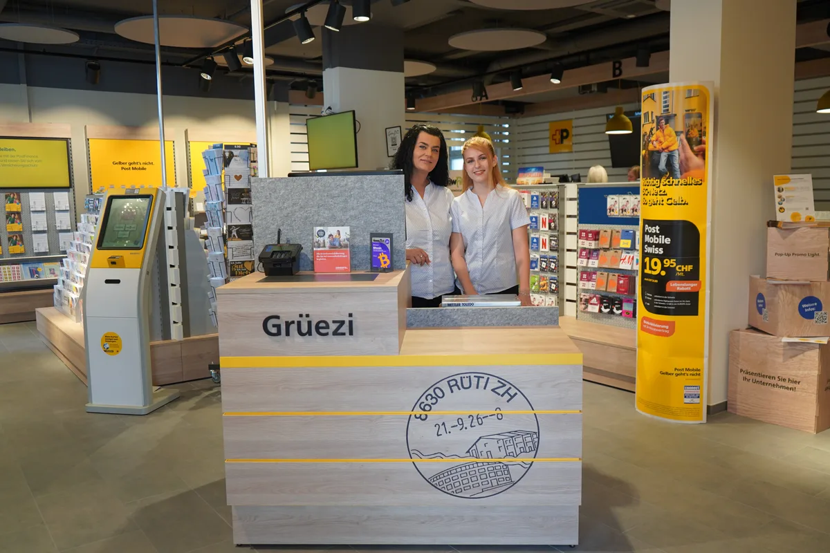 Die Postfiliale begrüsst die Kunden mit einem helleren und moderneren Erscheinungsbild. Vjollca Zhuniai (links), stellvertretende Leiterin, und Ela Süzen, Kundenberaterin, hinter dem neuen Welcome-Desk. 