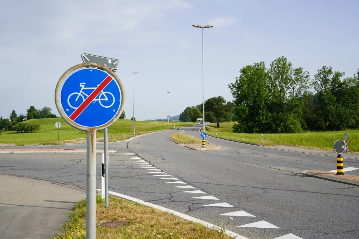Abruptes Ende: Für die Velofahrer bleibt Richtung Ettenhausen nur noch der Weg auf die Kantonsstrasse.