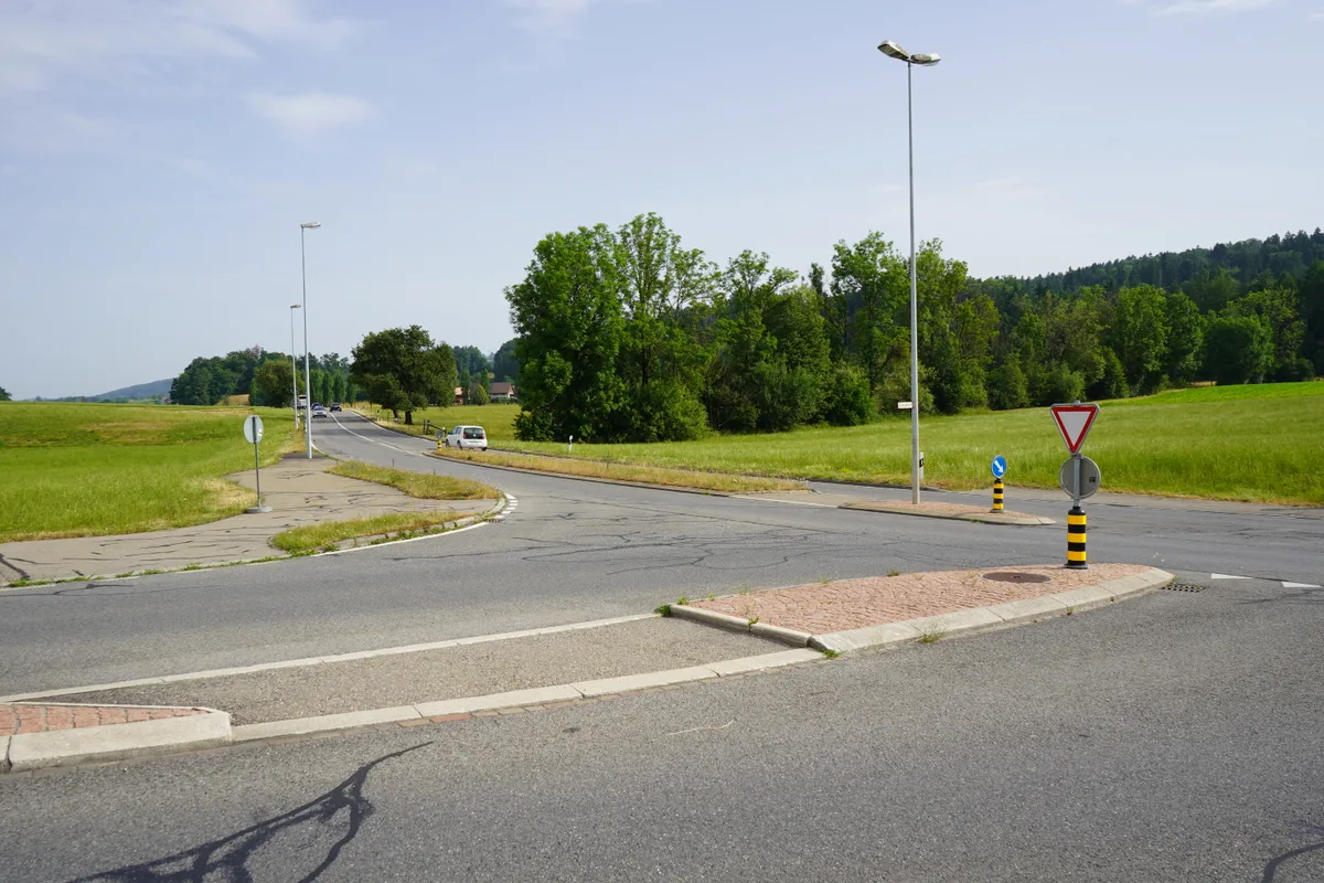 An der Kreuzung mit der Erlosenstrasse soll eine neue Lichtsignalanlage entstehen.