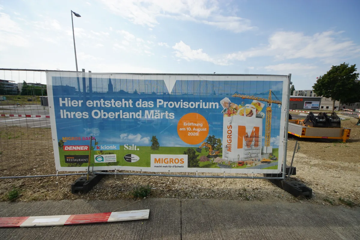 Schon fast bereit für Kunden: Das Provisorium für den Oberland Märt auf der Färberwiese. 
