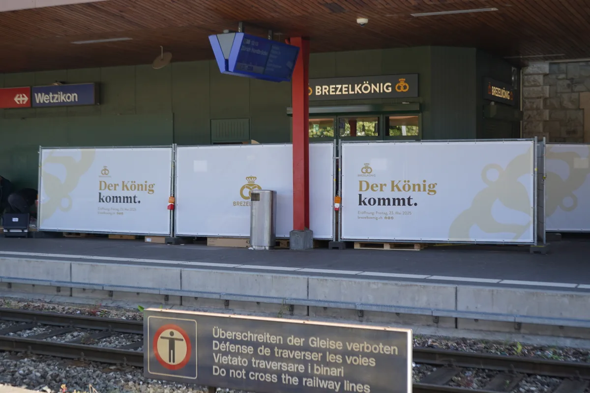 Der Brezelkönig zieht am Bahnhof Wetzikon ein.