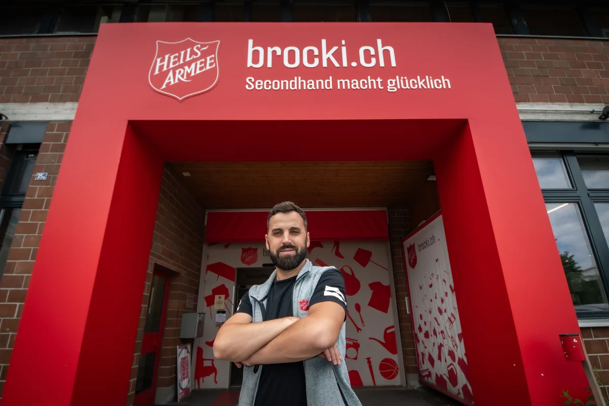 Enes Gegollaj ist Filialleiter der Heilsarmee Brocki in Wetzikon. 