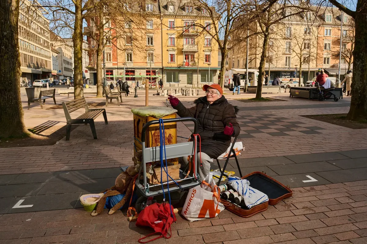 Hier auf dem Oerliker Marktplatz spielt Eveline Weggler regelmässig Drehorgel. Hier auf dem Oerliker Marktplatz spielt Eveline Weggler regelmässig Drehorgel.