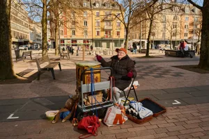 Hier auf dem Oerliker Marktplatz spielt Eveline Weggler regelmässig Drehorgel. Hier auf dem Oerliker Marktplatz spielt Eveline Weggler regelmässig Drehorgel.