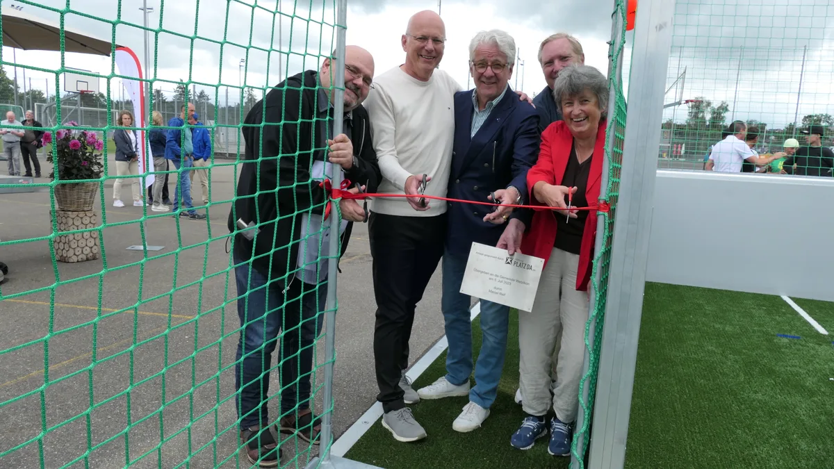 Aufwertung der  Sportanlage Meierwiesen (v.l.): Pascal Bassu (Stadtpräsident), Rainer Schiffels, Marcel Reif, Reto Speckmann und Christine Walter Walder.