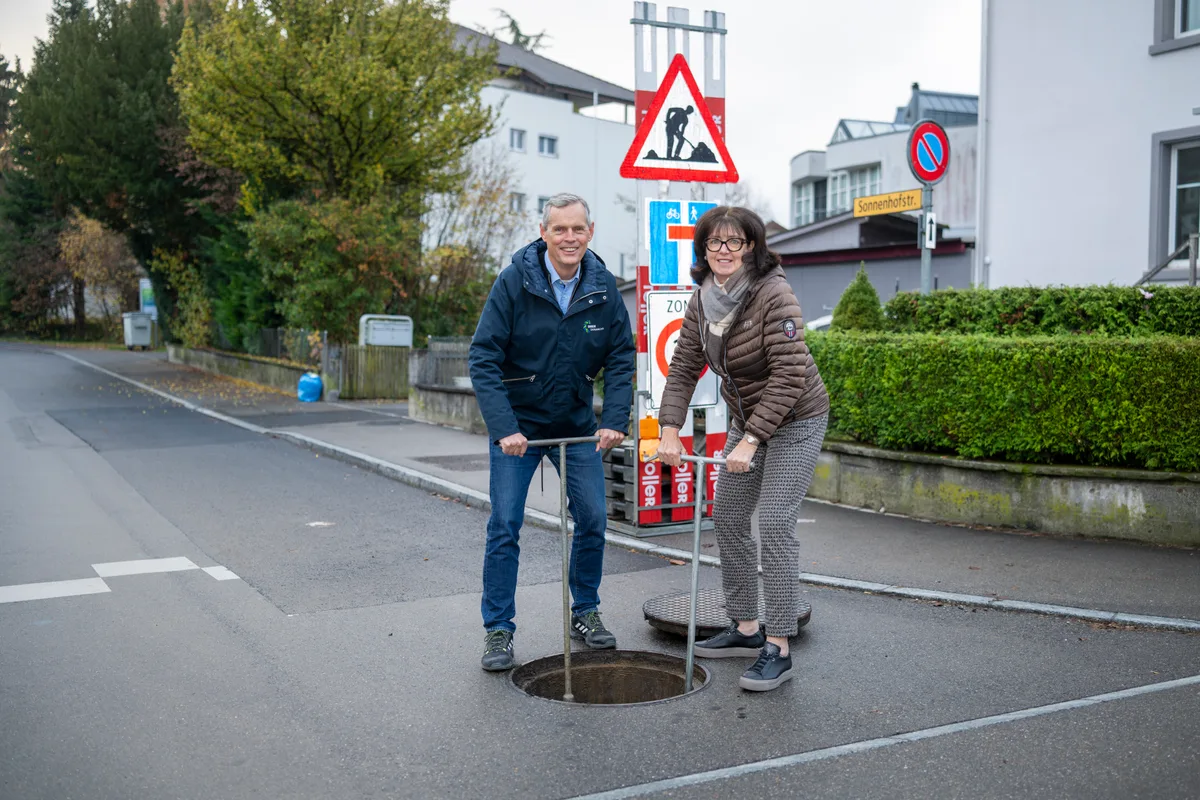 27786972-7 Am Montag haben CEO Ernst Uhler und Gemeinderätin Hertha Huber das erste Teilstück des Fernwärme-Ausbaus in Hinwil in Betrieb genommen.