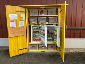 24256680-1 Einen solchen Kühlschrank wird es ab dem 22. Juni neben dem Kafi Feld geben.