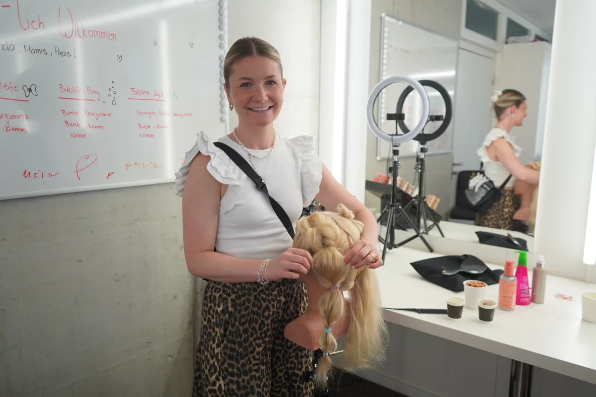 Im Frisurenkurs von Jenny Brändle lernen Eltern neue Ideen für die Haare ihrer Kinder kennen.