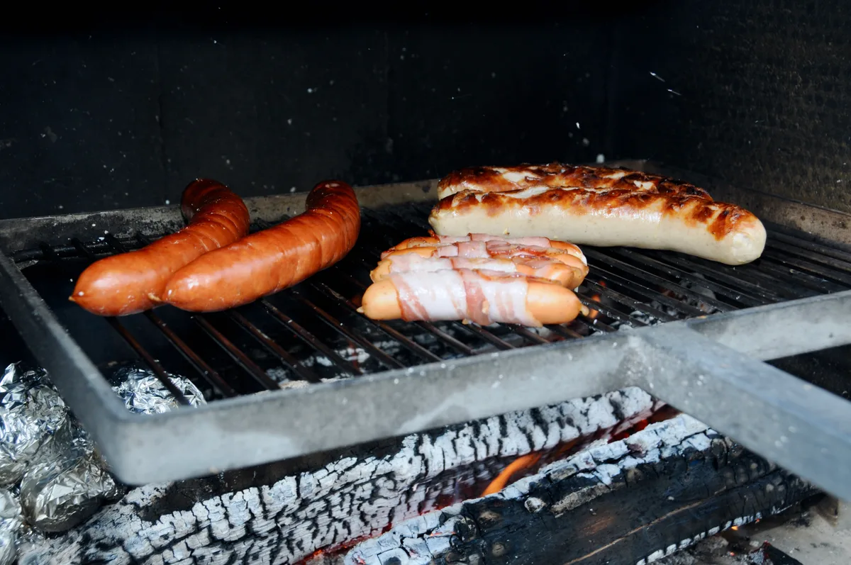 Nach einer Pause ist die Grillsaison wieder eröffnet. Der Grossteil der Oberländer Gemeinden hebt das Feuerverbot im eigenen Garten auf. (Symbolbild)