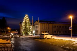 Christbaum der Gemeinde Bubikon steht neu beim Gemeindehaus Christbaum der Gemeinde Bubikon steht neu beim Gemeindehaus