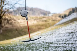 11282985-2 Schneemangel beim Skilift Steg