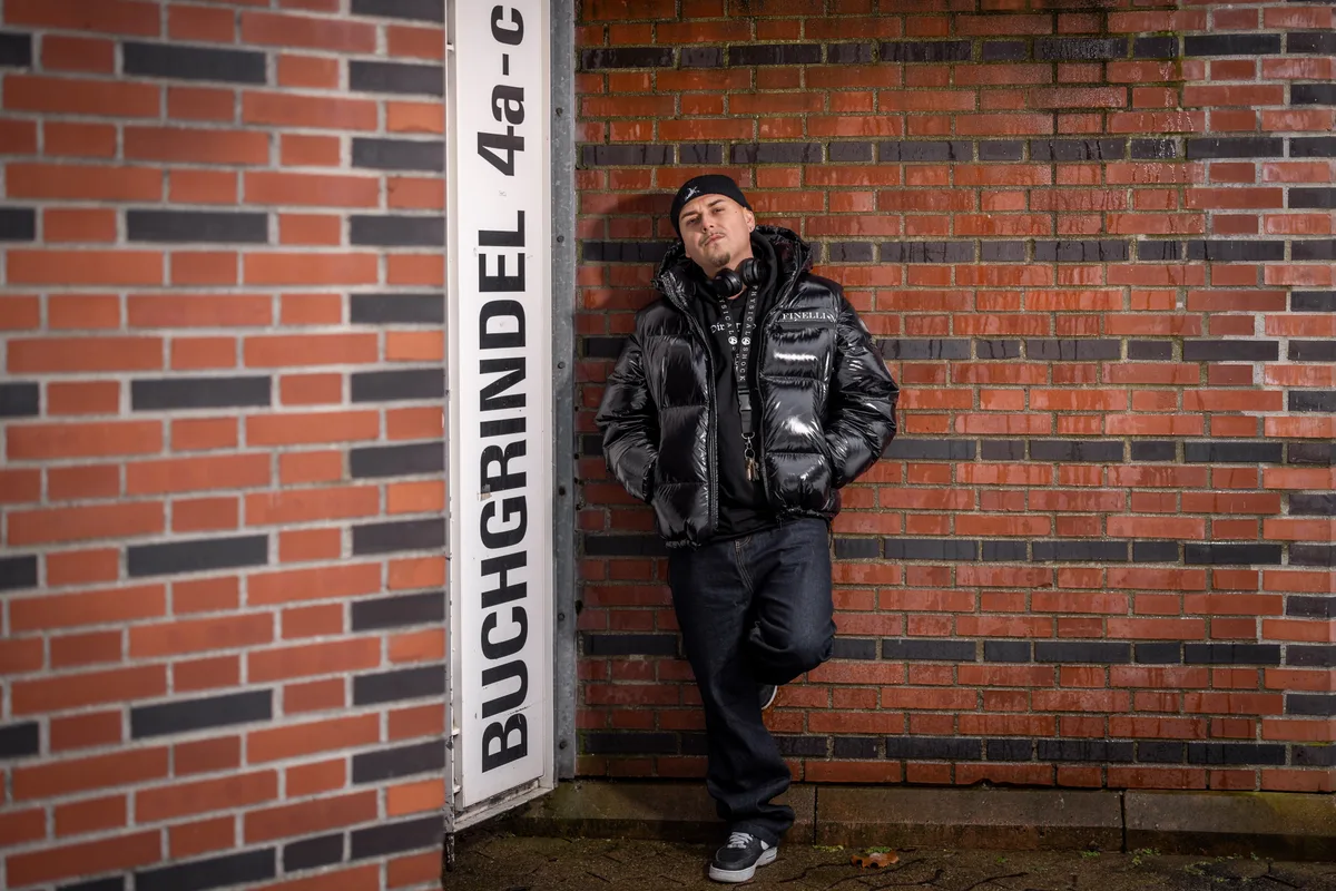 23130870-2 Rapper EAZ im Buchgrindelquartier