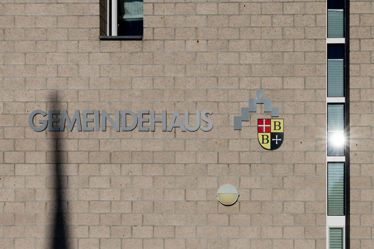 Thomas Illi, rechts, und Hans-Christian Angele vor dem Gemeindehaus Bubikon Thomas Illi, rechts, und Hans-Christian Angele vor dem Gemeindehaus Bubikon