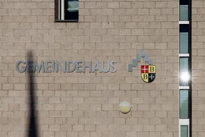 Thomas Illi, rechts, und Hans-Christian Angele vor dem Gemeindehaus Bubikon Thomas Illi, rechts, und Hans-Christian Angele vor dem Gemeindehaus Bubikon