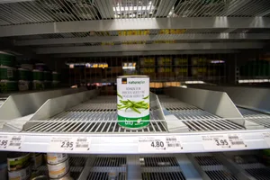 18907855-7 Leere Regale im Coop, Hinwil Center. Bilder 5/6: Zuckerregal. Bilder 8-10: WC Papier. Bild 17: eine Mitarbeiterin füllt das Zuckerregal wieder auf.
