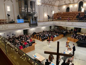 13414107-4 Die Gemeindeversammlung war gut besucht.