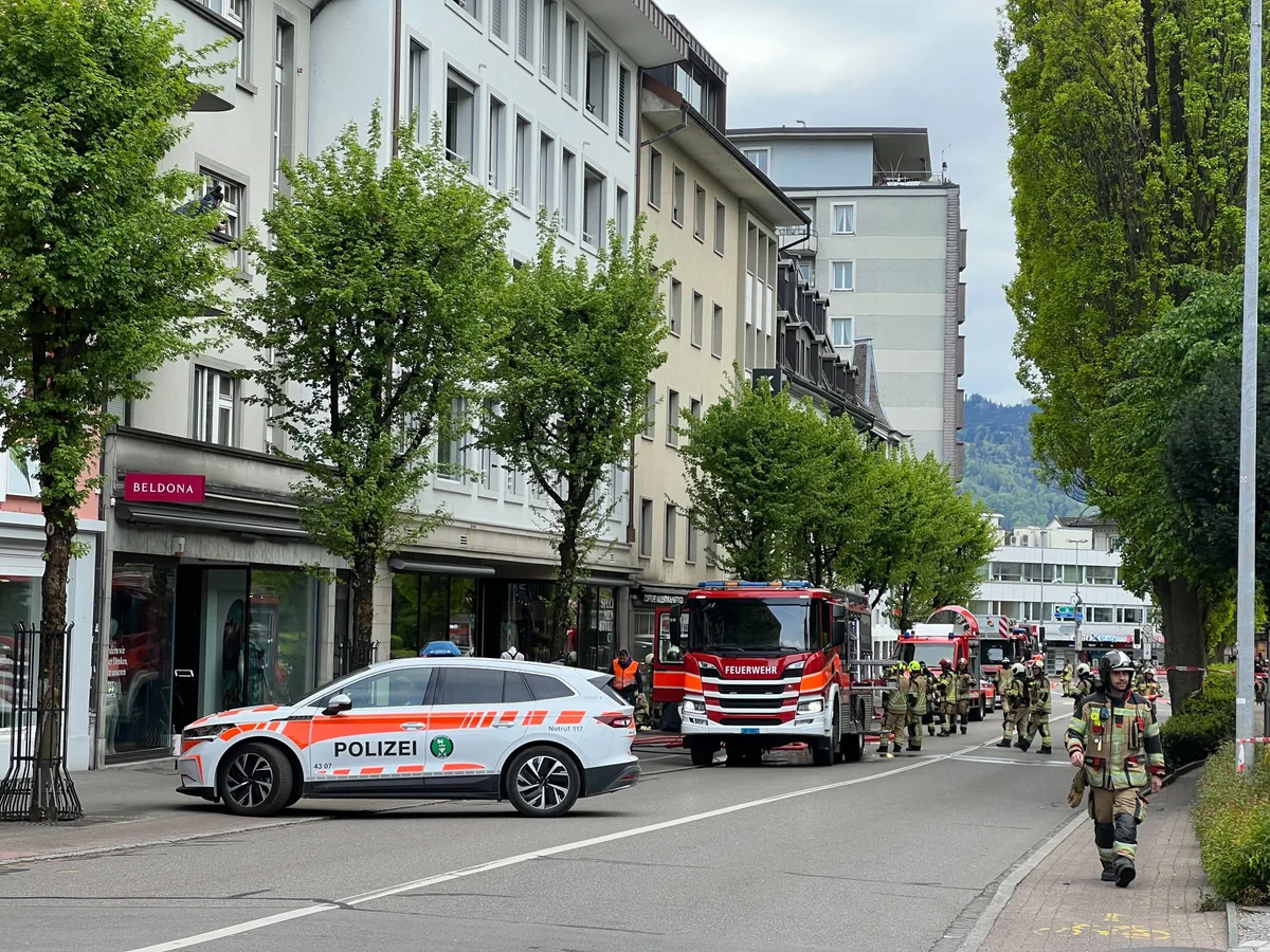 Die Obere Bahnhofstrasse in Rapperswil-Jona ist wegen eines Brandes zu Teilen gesperrt.