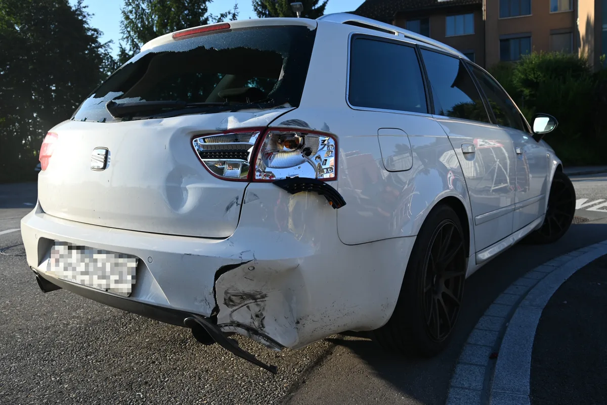 Sichtbare Spuren: Ein Motorradfahrer prallte im morgendlichen Berufsverkehr in diesen Kombi.