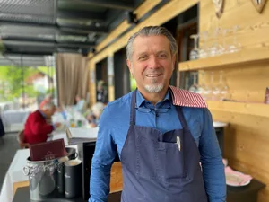 13164371-1 Der Gastronom Josip Juric musste selber Tafeln als Wegbeschriebung anbringen.