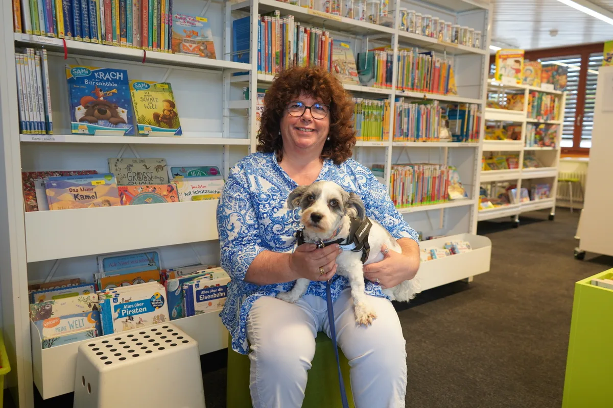 Esther Basler mit Lesehund Lee in der Bibliothek Mönchaltorf