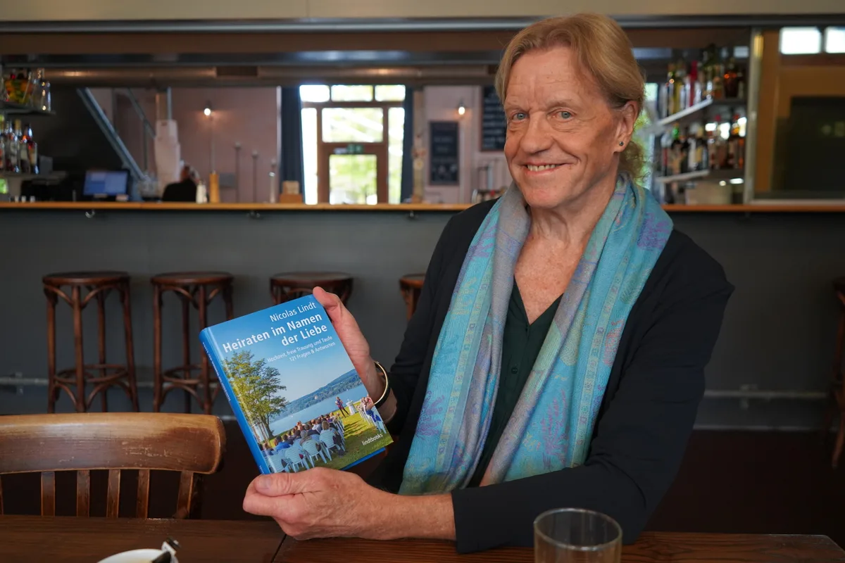 Nicolas Lindt stellt sein neues Buch übers Heiraten vor.