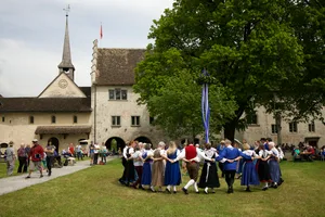 12478542-3 Impressionen vom Maibaumtreffen der Volkstanzgruppe am Bachtel beim Ritterhaus Bubikon am 21. Mai 2023.