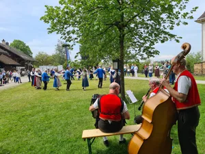 12475626-2 Impressionen vom Maibaumtreffen der Volkstanzgruppe am Bachtel beim Ritterhaus Bubikon am 21. Mai 2023.