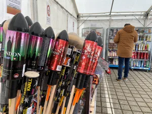 22776289-5 Menschen, die Feuerwerk kaufen