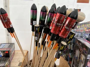 15879366-1 Menschen, die Feuerwerk kaufen