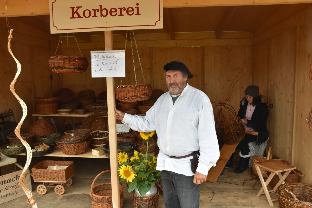 Vom Lehrer zum Korber: Peter Streiff vor seinem Stand am Grüninger Märt.