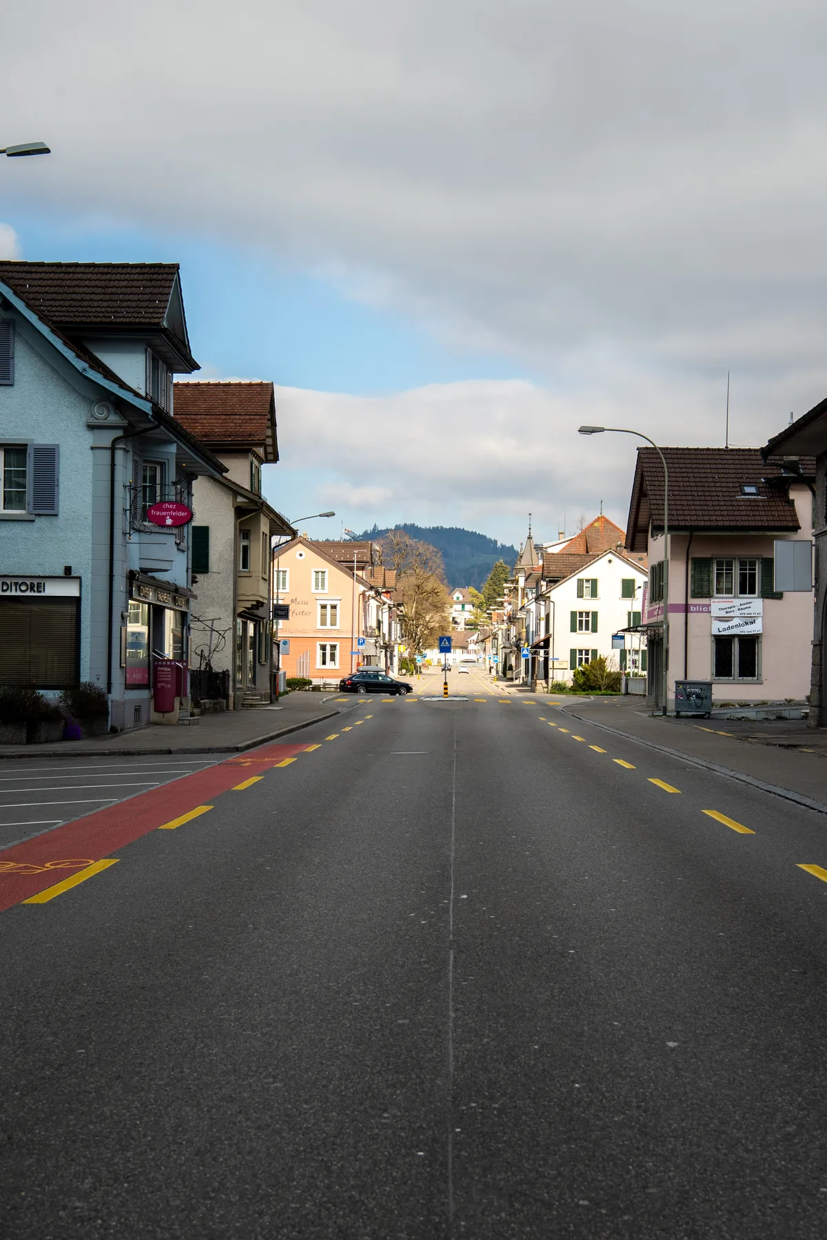 Corona-Repo im Oberland.
Bilder 1-3: Greifensee, Uster
Bilder 4-7: Junge spielt auf dem leeren Parkplatz der Sportanlage Buchholz
Bilder 8-10: Skater/BMXler halten Abstand, Buchholz Uster
BIlder 11-18: Der Juckerhof Seegräben ist wie ausgestorben.
Bilder 19-23: Seequai Pfäffikon
Bilder 24-26: Bachtelranch in Orn
Bilder 27-29: Ausflugsziel Bachtel, Orn
Bilder 30/31: leere Bahnhofstrasse in Wetzikon Corona-Repo im Oberland.
Bilder 1-3: Greifensee, Uster
Bilder 4-7: Junge spielt auf dem leeren Parkplatz der Sportanlage Buchholz
Bilder 8-10: Skater/BMXler halten Abstand, Buchholz Uster
BIlder 11-18: Der Juckerhof Seegräben ist wie ausgestorben.
Bilder 19-23: Seequai Pfäffikon
Bilder 24-26: Bachtelranch in Orn
Bilder 27-29: Ausflugsziel Bachtel, Orn
Bilder 30/31: leere Bahnhofstrasse in Wetzikon