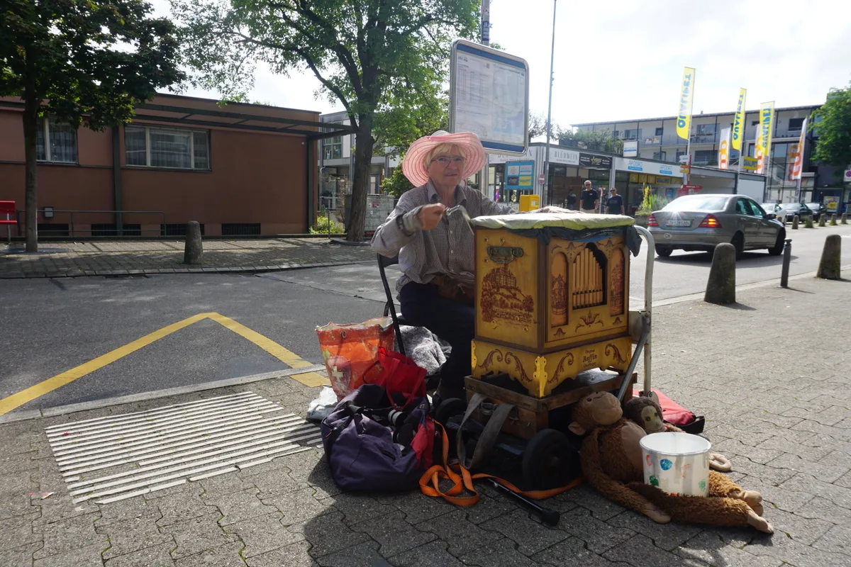 Eveline Weggler lebt in Holland und kommt jeweils für ein paar Wochen in die Schweiz, um auf öffentlichen Plätzen mit ihrer Drehorgel zu spielen.