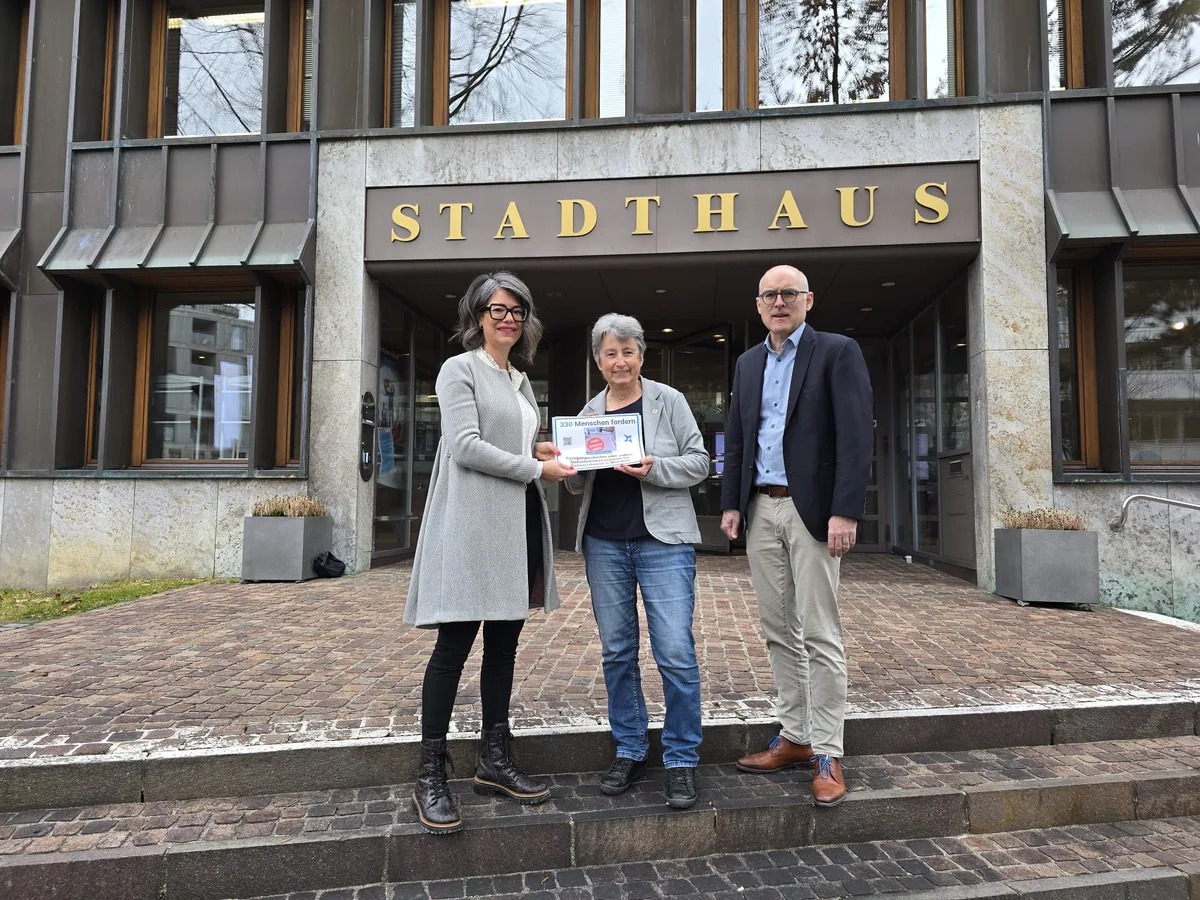 Daniela Audino (links), Stadträtin Christine Walter Walder (Grüne) und der stellvertretende Stadtschreiber Ruedi Keller bei der Übergabe der Petition.